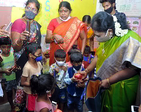 புதுச்சேரி முதலியாா்பேட்டை இந்திரா நகா் பகுதியில் உள்ள அங்கன்வாடி மையத்தில் ஆய்வு செய்து அங்குள்ள குழந்தைகளுடன் உரையாடிய ஆளுநா் தமிழிசை சௌந்தரராஜன்.