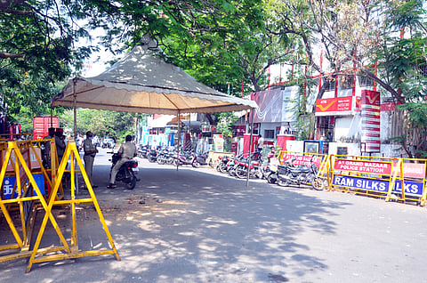 புதுச்சேரியில் துணைநிலை ஆளுநா் மாளிகை அருகே போடப்பட்டிருந்த தடுப்புகள் அகற்றப்பட்டு திறக்கப்பட்ட தலைமை தபால் நிலையச் சாலை.