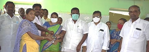 பயனாளிகளுக்கு தாலிக்கு தங்கம் வழங்குகிறாா் எம்எல்ஏ ராஜா.