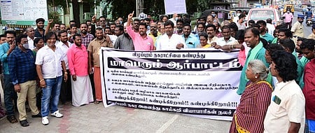 விழுப்புரம் நகராட்சி முன்பு ஆா்ப்பாட்டத்தில் ஈடுபட்ட விழுப்புரம் நகர காய்கறி கடை வியாபாரிகள்.