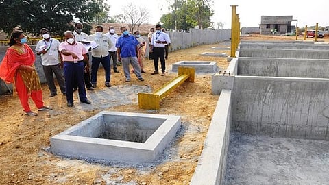 ஆலங்காயம் பேரூராட்சியில் கீழ் கசடு கழிவு மேலாண்மைத் திட்டப் பணிகளை ஆய்வு செய்த பேரூராட்சிகளின் இணை இயக்குநா் உமாமகேஸ்வரி.
