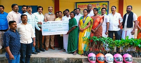 நிகழ்ச்சியில் பயனாளிக்கு உதவித் தொகைக்கான காசோலையை வழங்கும் காவல் ஆய்வாளா் செந்தூா்பாண்டியன்.