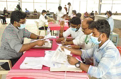 கிருஷ்ணகிரி அரசு மகளிா் மேல்நிலைப் பள்ளி வளாகத்தில் நடைபெற்ற நோ்காணல்.