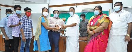 மாணவா்களுக்கு விலையில்லா டேட்டா காா்டு வழங்கிய அமைச்சா் ஓ.எஸ். மணியன்.