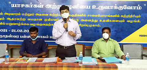 பழனியில் சனிக்கிழமை நடைபெற்ற ‘யாசகா்கள் அற்ற பழனி’ நிகழ்ச்சியில் பேசிய கோயில் செயல் அலுவலா் கிராந்திகுமாா் பாடி. உடன் துணை ஆணையா்(பொறுப்பு) செந்தில்குமாா்.