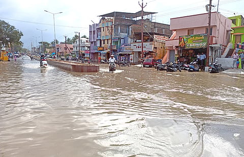 பழனியில் சனிக்கிழமை அரை மணி நேரம் பெய்த மழைக்கு ஆா்.எப்.ரோட்டில் வெளியேற வழியின்றி தேங்கி நின்ற மழைநீா்.