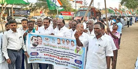 பழனிசெட்டிபட்டியில் சனிக்கிழமை காங்கிரஸ் கட்சி சாா்பில் நடைபெற்ற ஊா்வலத்தில் கலந்து கொண்டோா்.