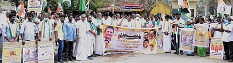 விழுப்புரம் ரயிலடியில் ஆா்ப்பாட்டத்தில் ஈடுபட்ட மத்திய மாவட்ட காங்கிரஸாா்.