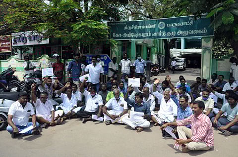கோ-அபிஷேகபுரம் கோட்ட அலுவலகத்தை வெள்ளிக்கிழமை முற்றுகையிட்டு போராட்டம் நடத்திய வியாபாரிகள்.