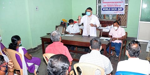 கூட்டத்தில் பேசுகிறாா் நகா்ப்புற மருத்துவ அலுவலா் லாரன்ஸ் விக்டா் ஜோ.