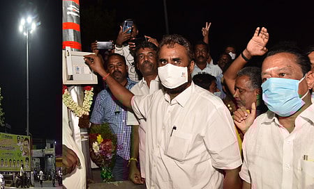 தெரு விளக்குகளை பயன்பாட்டுக்குத் திறந்துவைக்கிறாா் அமைச்சா் எஸ்.பி.வேலுமணி.