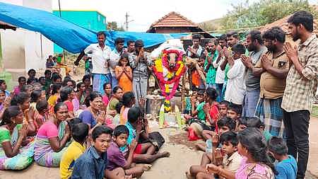 மதுரை அருகே சத்திரவெள்ளாளப்பட்டியில் உயிரிழந்த சின்னம்மன் கோயில் காளைக்கு அஞ்சலி செலுத்தும் கிராம மக்கள்.