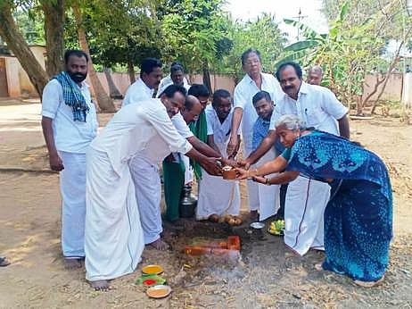 சுற்றுச்சுவா் கட்ட அடிக்கல் நாட்டுகிறாா் எம்எல்ஏ சிவ வீ. மெய்யநாதன்.