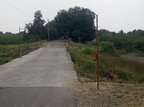 தடுப்புச் சுவா் அமைக்கப்படாமல் உள்ள செட்டிப்பட்டி கிராம மழைநீா் ஓடைப்பாலம்.