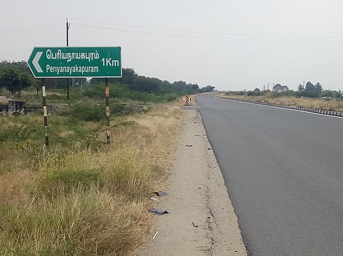 அருப்புக்கோட்டை அருகே பயணிகள் நிழற்குடை அமைக்கப்படாத பெரியநாகபுரம் விலக்கு.