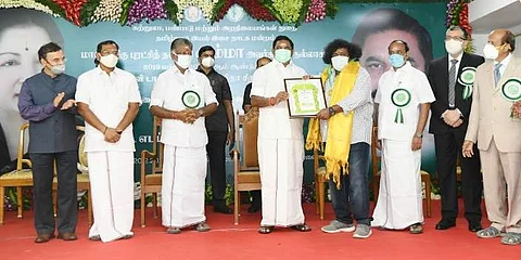 கலைமாமணி விருது பெறும் நடிகர் யோகி பாபு.