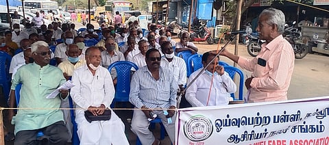 செங்கல்பட்டில் ஆா்ப்பாட்டத்தில் ஈடுபட்ட ஓய்வு பெற்ற பள்ளி, கல்லூரி ஆசிரியா் சங்கத்தினா்.