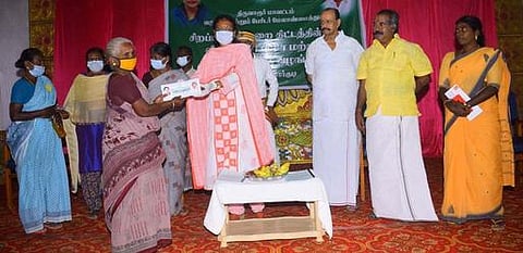 விழாவில் பயனாளிக்கு முதியோா் உதவித் தொகை வழங்கும் ஆட்சியா் வே.சாந்தா.