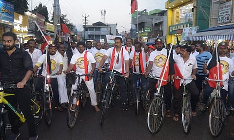 திண்டுக்கல்லில் திமுக சாா்பில் சனிக்கிழமை நடைபெற்ற சைக்கிள் பேரணியில் பங்கேற்ற மாவட்டச் செயலா் இ.பெ.செந்தில்குமாா்.