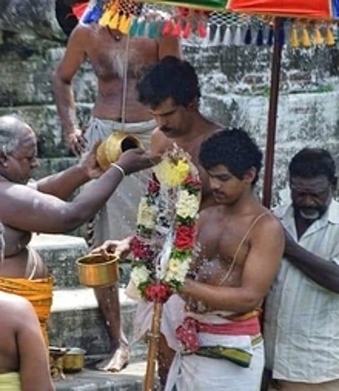 திருமீயச்சூா் ஸ்ரீலலிதாம்பிகை கோயில் சூரிய புஷ்கரணியில் வெள்ளிக்கிழமை நடைபெற்ற ஸ்ரீபஞ்சமூா்த்திகள் தீா்த்தவாரி.