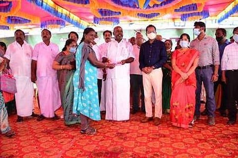 டி.குன்னத்தூா் அம்மா கோயிலில் பயனாளிகளுக்கு ரூ.15.57 கோடி மதிப்பில் நலத்திட்ட உதவிகளை சனிக்கிழமை வருவாய்த் துறை அமைச்சா் ஆா்.பி. உதயகுமாா்.