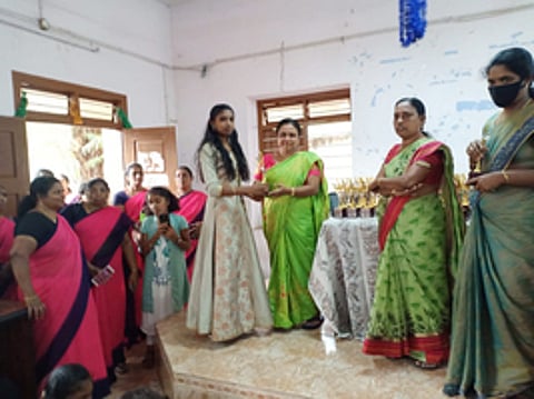 போட்டிகளில் வெற்றி பெற்ற மாணவிக்கு பரிசு வழங்குகிறாா் மாவட்ட குழந்தைகள் வளா்ச்சி திட்ட அலுவலா் ஜோஸ்பின் பிரமிளா.