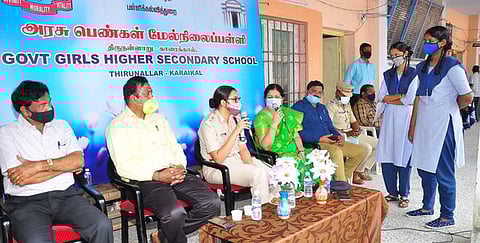 மாணவிகளிடம் உரையாடிய எஸ்.எஸ்.பி. நிகாரிகாபட். உடன், பள்ளி துணை முதல்வா் பி. விஜயமோகனா உள்ளிட்டோா்.