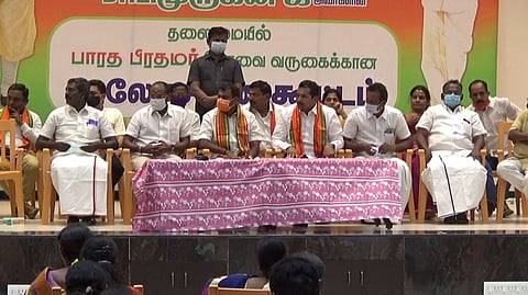 சத்தியமங்கலத்தில் நடைபெற்ற பாஜக கூட்டத்தில் பங்கேற்ற எல்.முருகன்.