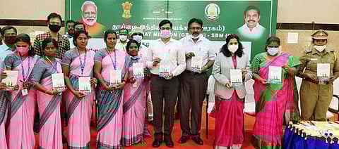 பயிலரங்கத்தில் கையேட்டை வெளியிட்ட ஆட்சியா் ம. கோவிந்த ராவ்.