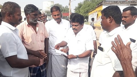 செக்காரக்குடி பகுதியில் மக்களிடம் கோரிக்கை மனுக்களைப் பெறுகிறாா் சி. சண்முகையா எம்எல்ஏ.