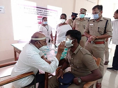 கண் பரிசோதனை முகாமை பாா்வையிடுகிறாா் மாவட்ட காவல் கண்காணிப்பாளா் எம். துரை.