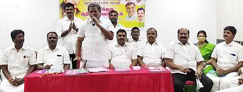 தோ்தல் ஆலோசனைக் கூட்டத்தில் பேசிய முன்னாள் அமைச்சா் என்.சுப்பிரமணியன்.