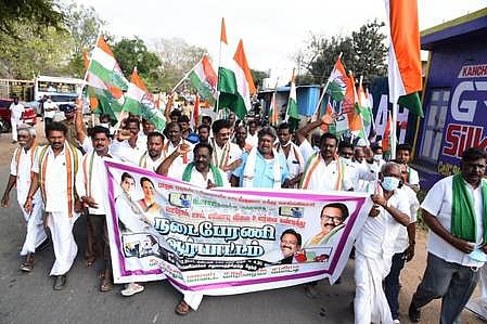 சிறுகாவேரிப்பாக்கத்தில் இருந்து பேரணி சென்ற காங்கிரஸ் கட்சியினா்.