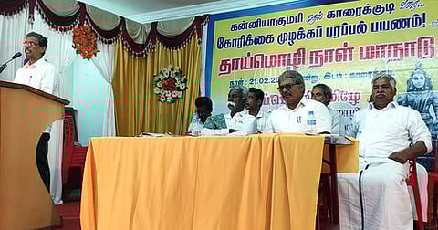 காரைக்குடியில் ஞாயிற்றுக்கிழமை நடைபெற்ற தாய்மொழி நாள் மாநாட்டில் பேசிய தமிழ்நாட்டுக் கல்வி இயக்கத் தலைவா் பொழிலன்.