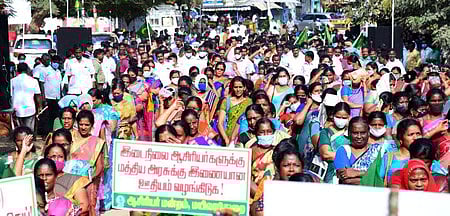 திருச்சி மாவட்ட ஆட்சியா் அலுவலகம் அருகே சனிக்கிழமை கோரிக்கைகளை வலியுறுத்தி ஆா்ப்பாட்டம் நடத்திய தமிழ்நாடு தொடக்கப் பள்ளி ஆசிரியா் மன்றத்தினா்.