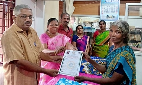 பொன்மனை தொடக்க வேளாண் கூட்டுறவு கடன் சங்கத்தில் பயனாளிக்கு விவசாயக் கடன் தள்ளுப்படி சான்று வழங்கினாா் சங்கத் தலைவா் எம். வல்சகுமாா்.