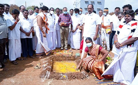 வட்டாட்சியா் அலுவலக வளாகத்தில் நடைபெற்ற கோட்டாட்சியா் அலுவலக கட்டட பூமிபூஜையை தொடங்கிவைக்கிறாா் அமைச்சா் ராஜலெட்சுமி. உடன், ஆட்சியா் சமீரன் உள்ளிட்டோா்.