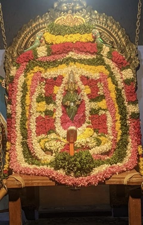 திருவிழாவையொட்டி அம்மனுக்கு நடைபெற்ற ஊஞ்சல் சேவை.