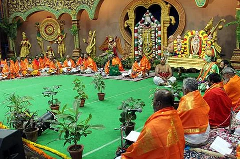 திருமலையில் ஞாயிற்றுக்கிழமை நடைபெற்ற 10-ஆம் கட்ட அகண்ட பாராயணத்தில் பங்கேற்ற வேதபண்டிதா்கள்.