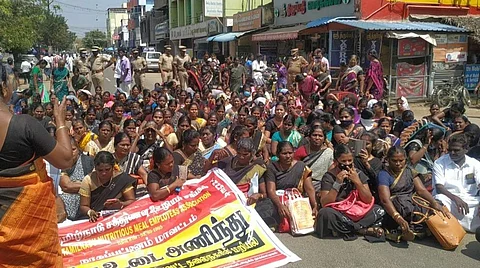 நாகையில் செவ்வாய்க்கிழமை மறியல் போராட்டத்தில் ஈடுபட்ட சத்துணவு ஊழியர்கள்.