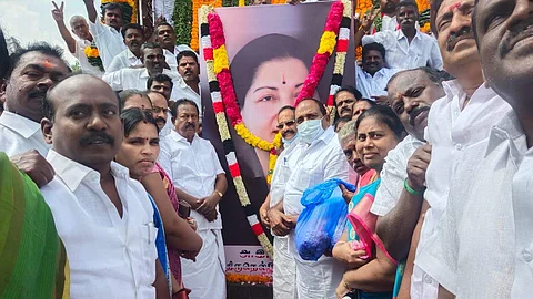 ஜெயலலிதாவின் உருவப்படத்துக்கு அதிமுகவினர் மாலை அணிவித்து மரியாதை