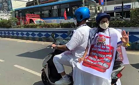 மேற்கு வங்க முதல்வர் மம்தா பானர்ஜி பேட்டரி பொருத்தப்பட்ட மின்னணு இரு சக்கர வாகனத்தில் பயணம் மேற்கொண்டார்.