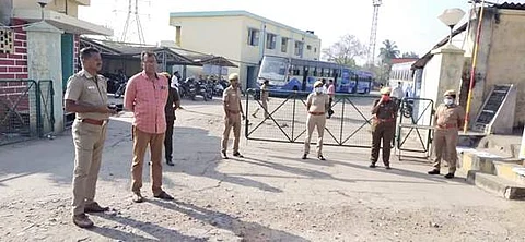 பணிமனை முன்பு பாதுகாப்புப் பணியில் நிறுத்தப்பட்டுள்ள போலீஸார்.