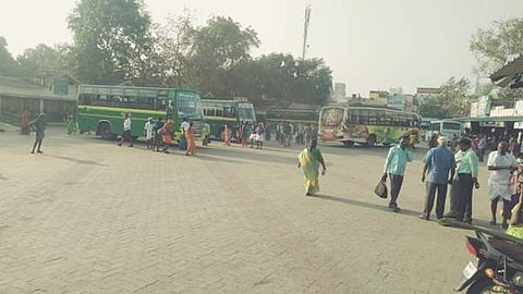 விருதுநகர் பழைய பேருந்து நிலையத்தில் வியாழக்கிழமை இயக்கப்பட்ட தனியார் பேருந்துகள்.