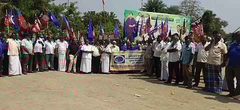 செய்யாறு அரசுப் போக்குவரத்துக் கழக பணிமனையை முற்றுகையிட்டு போராட்டத்தில் ஈடுபட்ட போக்குவரத்துத் தொழிலாளா்கள்.