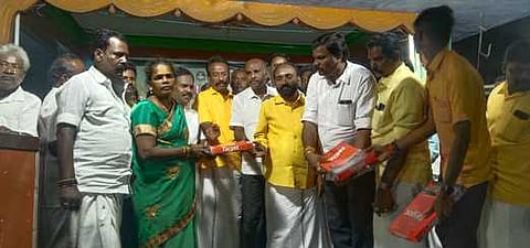 ராஜபாளையம் அருகே செட்டியாா்பட்டியில் ஜெயலலிதா பிறந்த நாள் விழாவில் பெண்களுக்கு சேலை வழங்கிய அதிமுகவினா்.