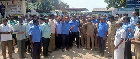 உசிலம்பட்டி அரசு போக்குவரத்துக் கழக கிளை முன்பாக நடைபெற்ற ஆா்ப்பாட்டத்தில் பங்கேற்றவா்கள்.