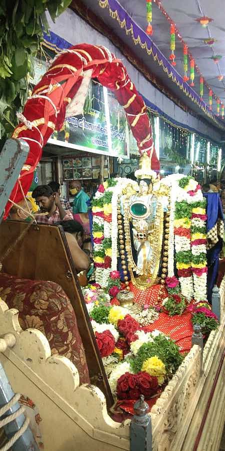 மதுரை கூடலழகா் பெருமாள் கோயில் தெப்பத்திருவிழாவையொட்டி தெப்பம் முட்டுத்தள்ளுதல் உற்வசத்தில் வெள்ளிக்கிழமை இரவு எழுந்தருளிய ஸ்ரீ பெருமாள்.