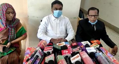 தூத்துக்குடியில் பேட்டி அளித்த வழக்குரைஞர் அருள் வடிவேல் சேகர்.