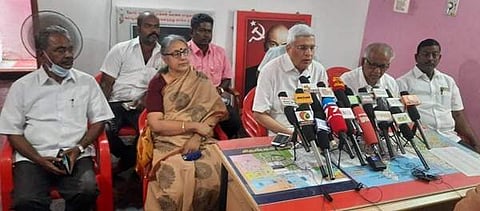 சிதம்பரத்தில் செய்தியாளர்களுக்கு பேட்டி அளித்த பேட்டி மார்க்சிஸ்ட் கம்யூனிஸ்ட் கட்சி அரசியல் தலைமைக்குழு உறுப்பினர் பிரகாஷ்காரத்.